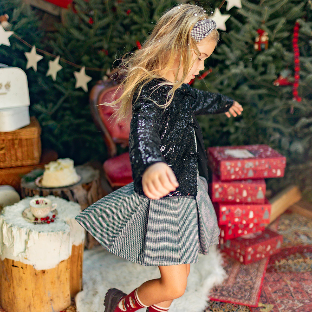 Photo d'un enfant portant la jupe à motif pied-de-poule, enfant