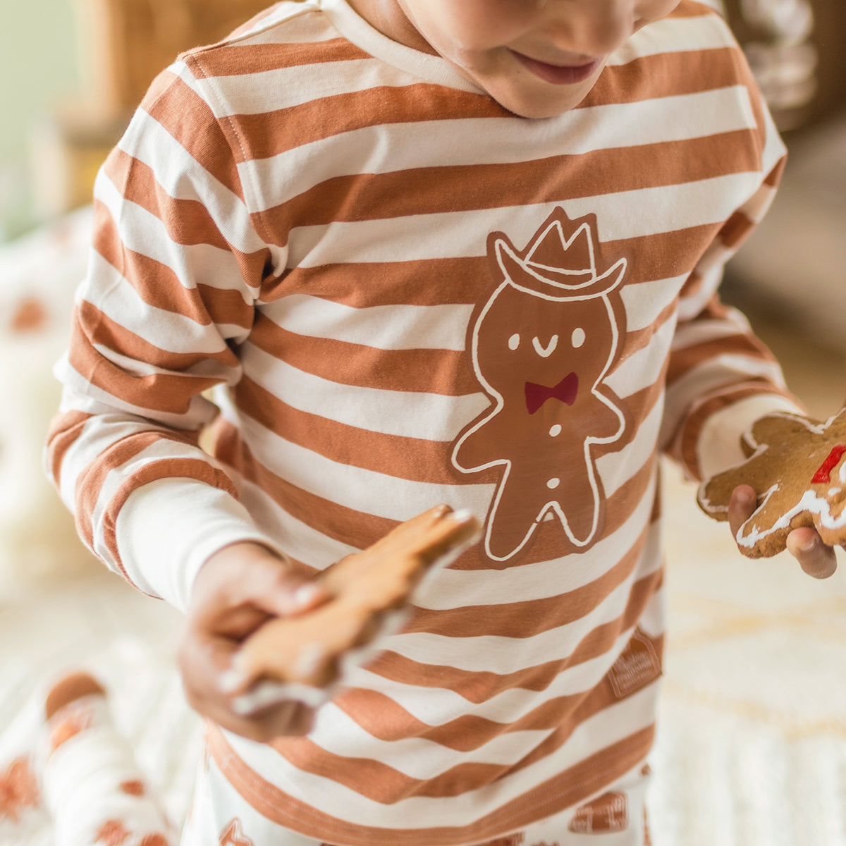 Zoom détails du pyjama deux pièces crème à rayures et motifs pain d’épices, enfant