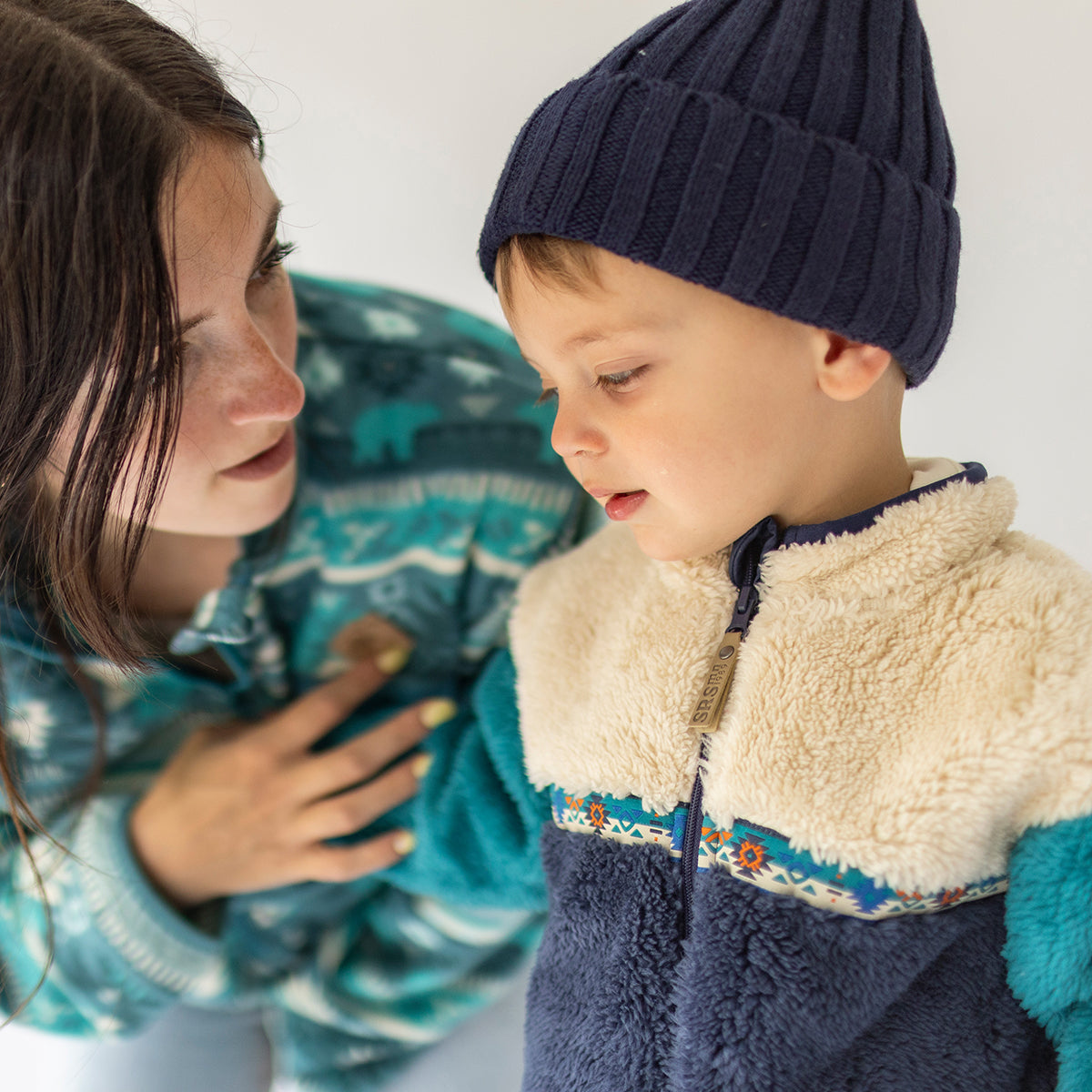 Photo d'un bébé portant le ne pièce bleu en peluche, bébé