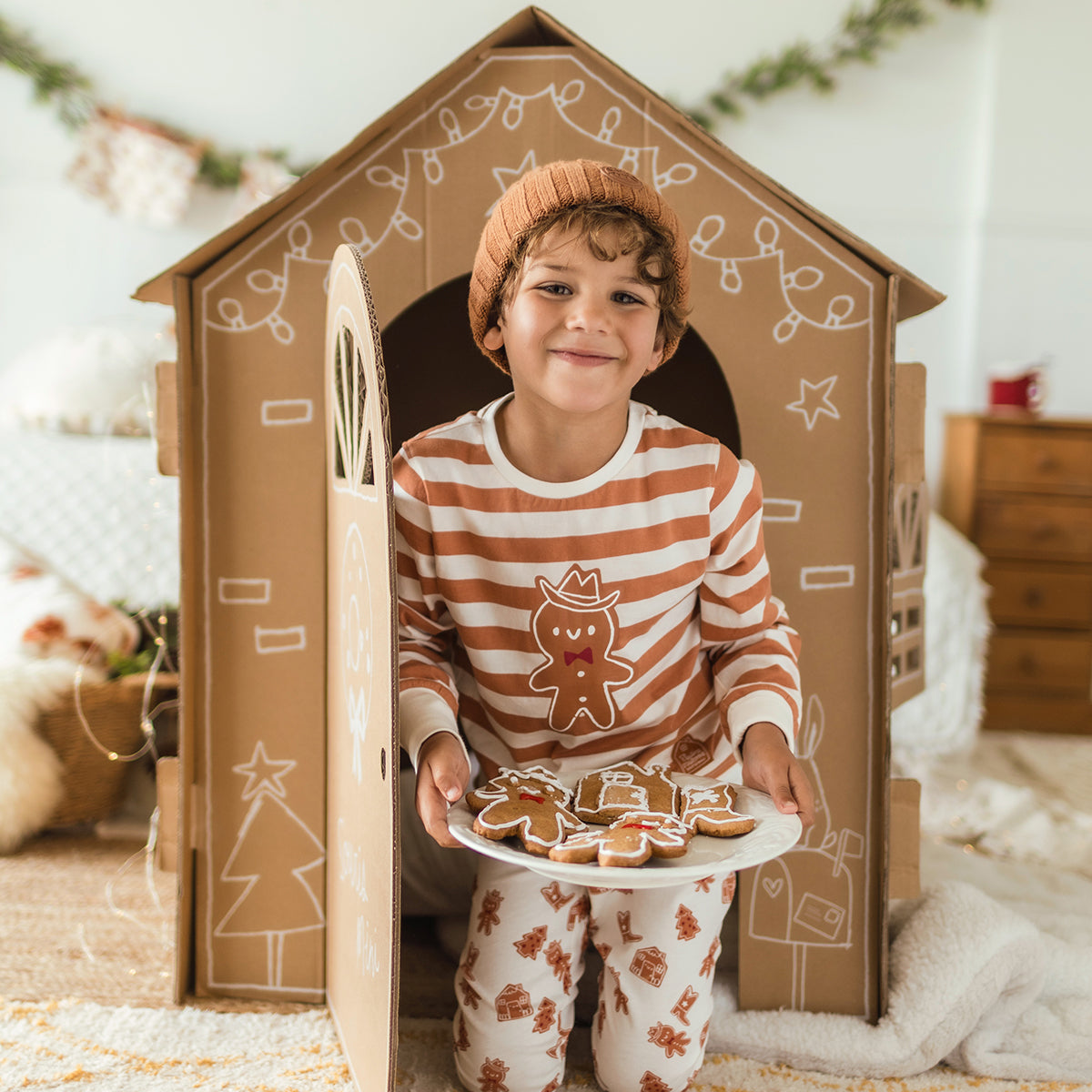 Photo d'un enfant portant le pyjama deux pièces crème à rayures et motifs pain d’épices, enfant