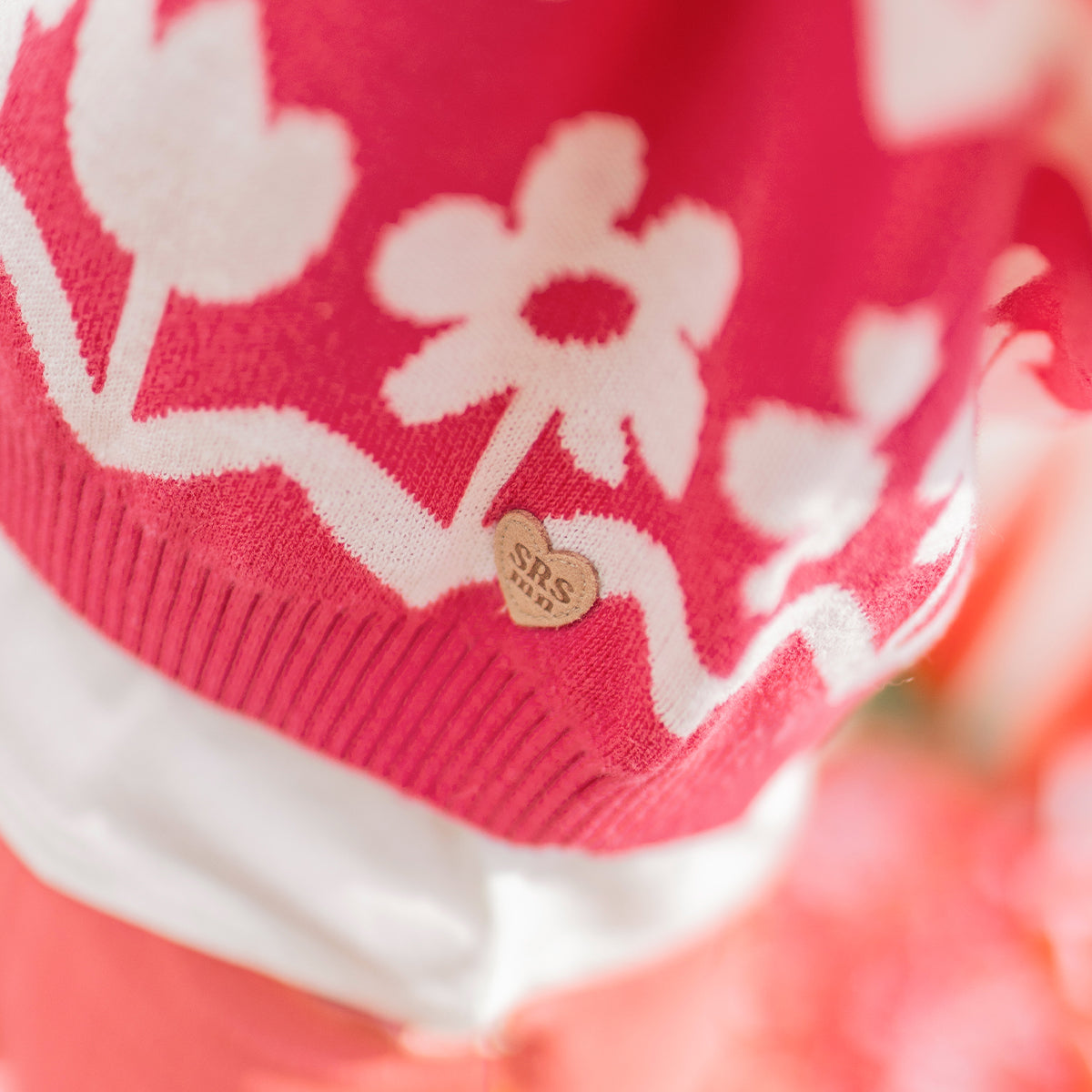 Photo d'un enfant portant le chandail en tricot rose avec motif floral, enfant