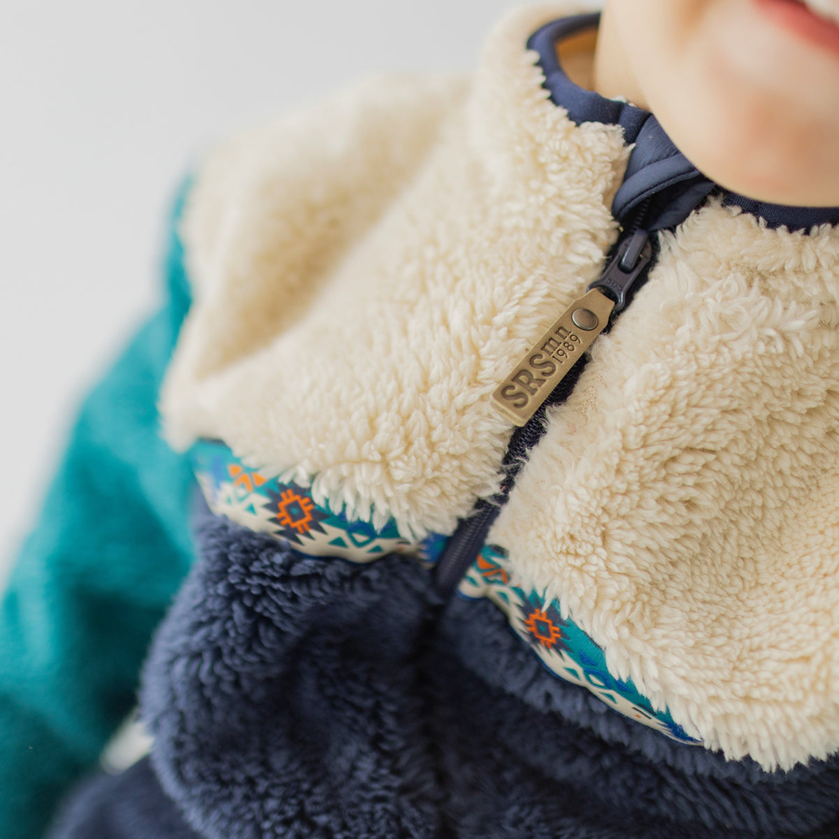 Zoom du une pièce bleu en peluche, bébé