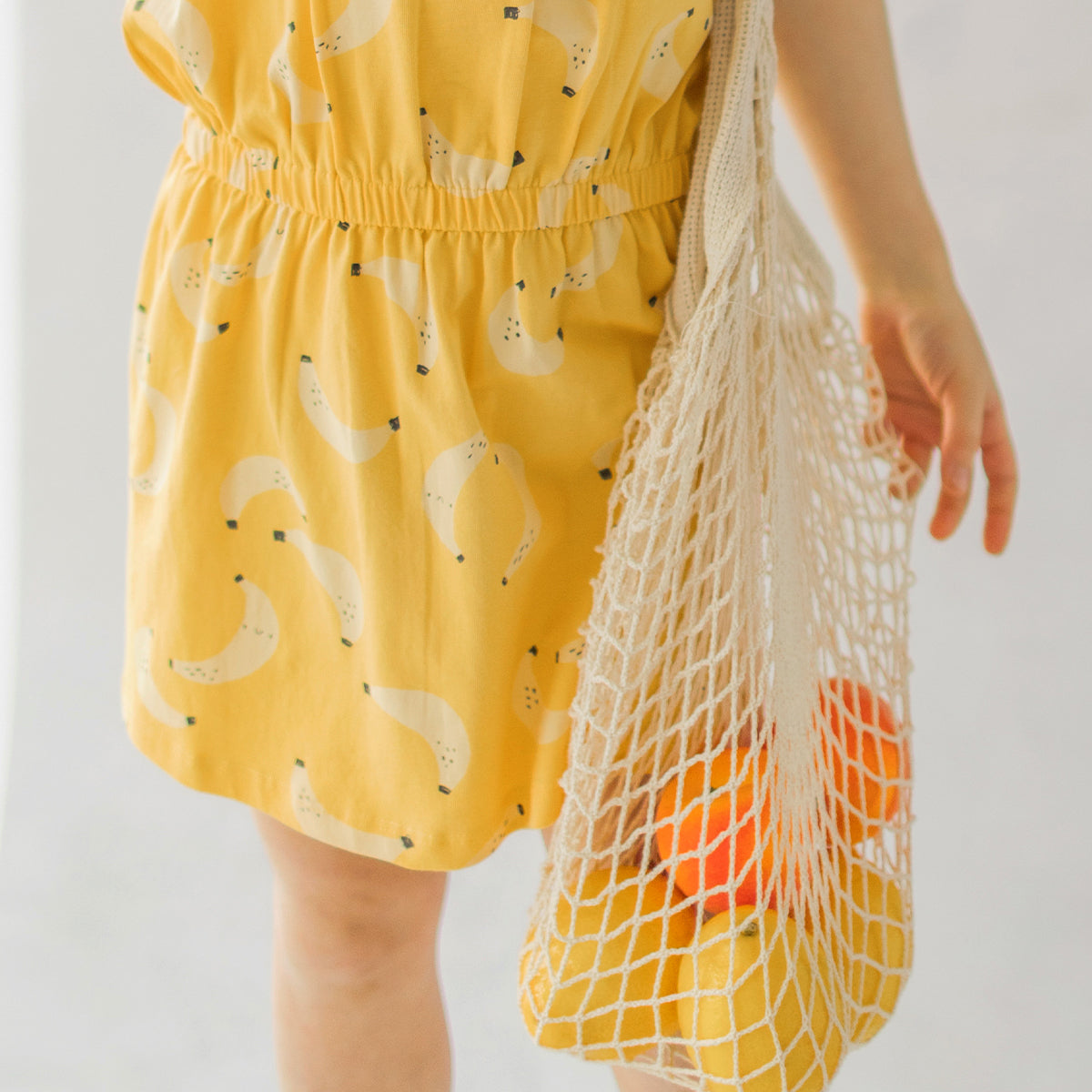 Détails de la robe jaune à motifs de bananes, enfant