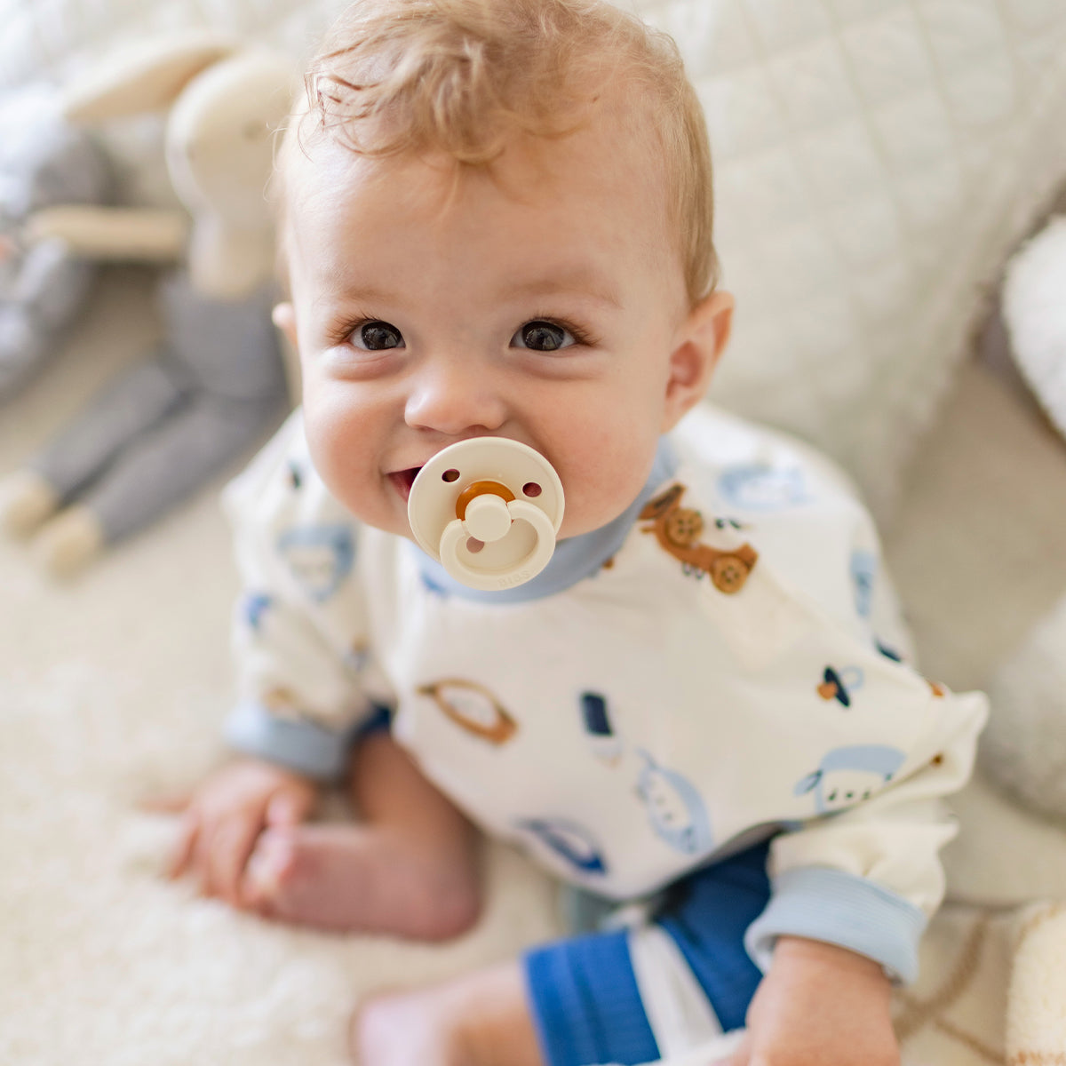 Photo d'un enfant portant le chandail crème à motifs, naissance