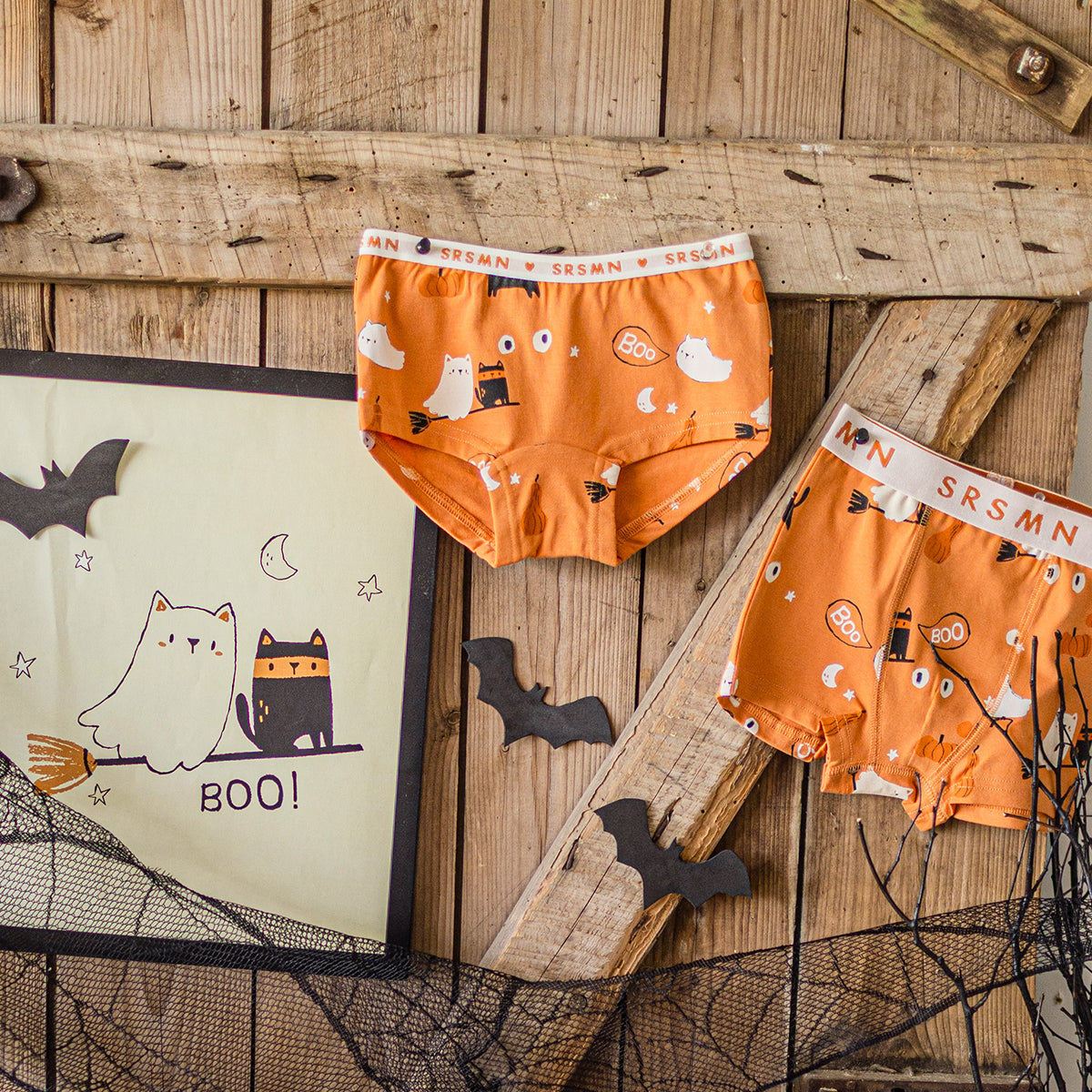 Présentation de la culotte garçonne orange à motifs d’Halloween, enfant