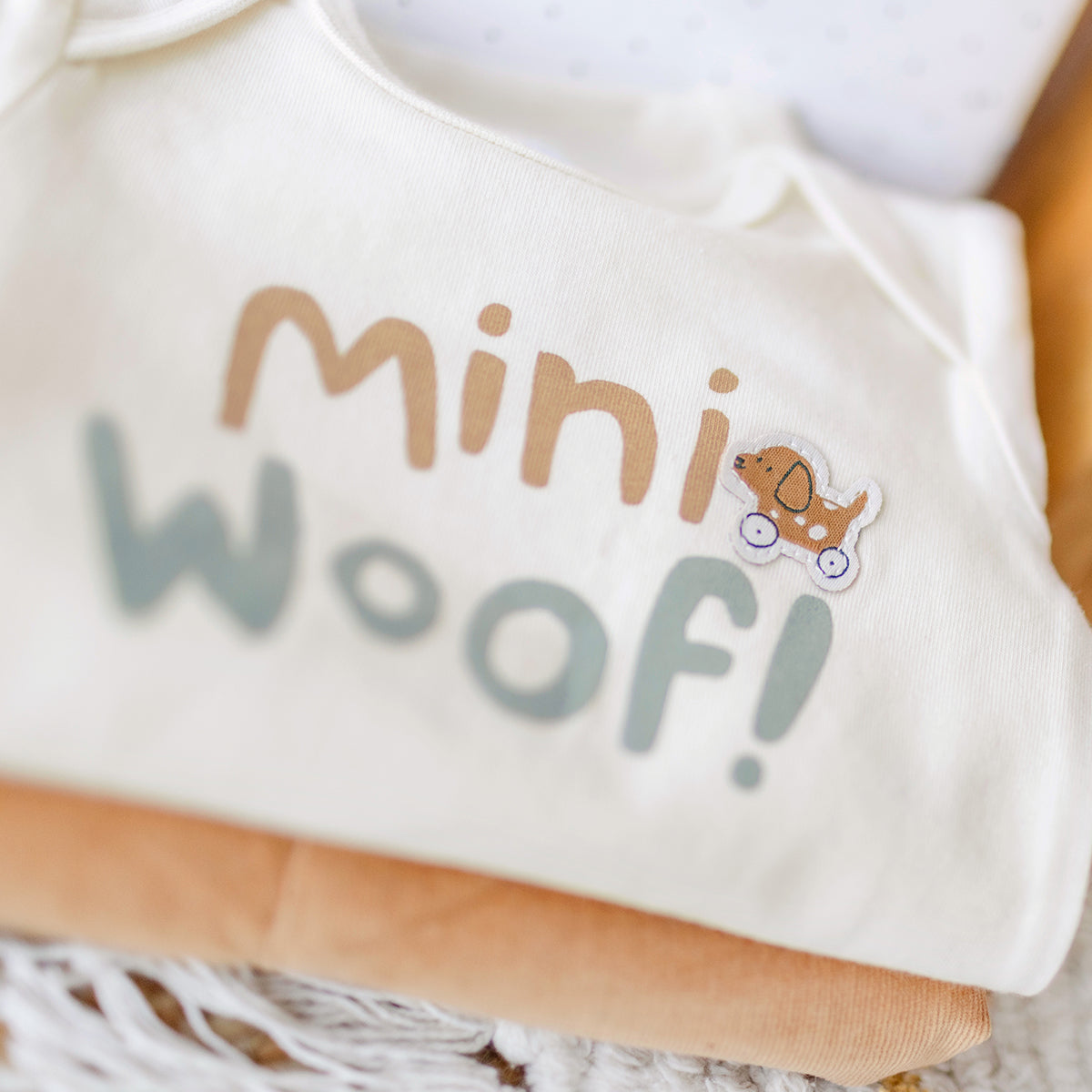 Cache-couche crème, naissance