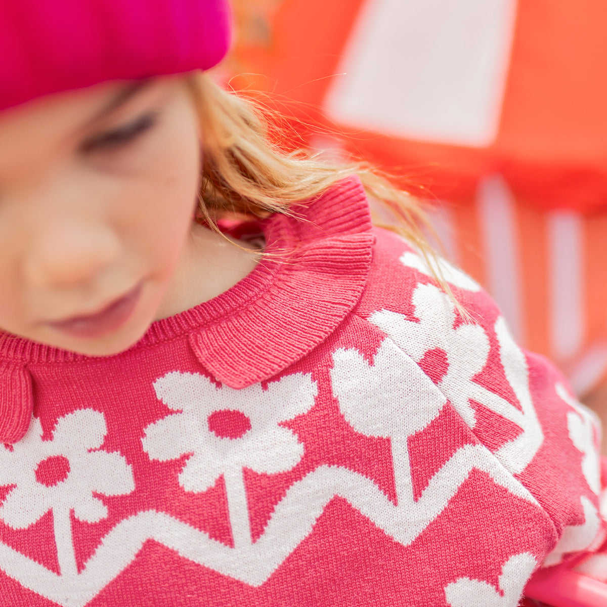 Photo d'un enfant portant le chandail en tricot rose avec motif floral, enfant