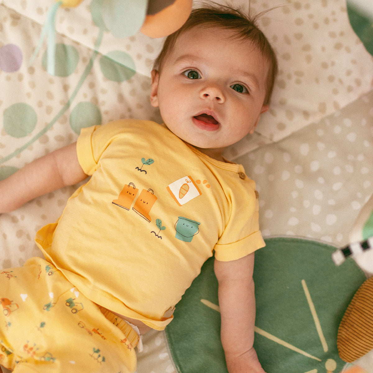 T-shirt jaune avec illustration, naissance