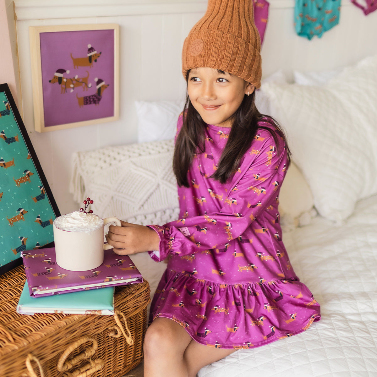 Photo d'un enfant portant la robe de nuit mauve à motifs de chiens, enfant
