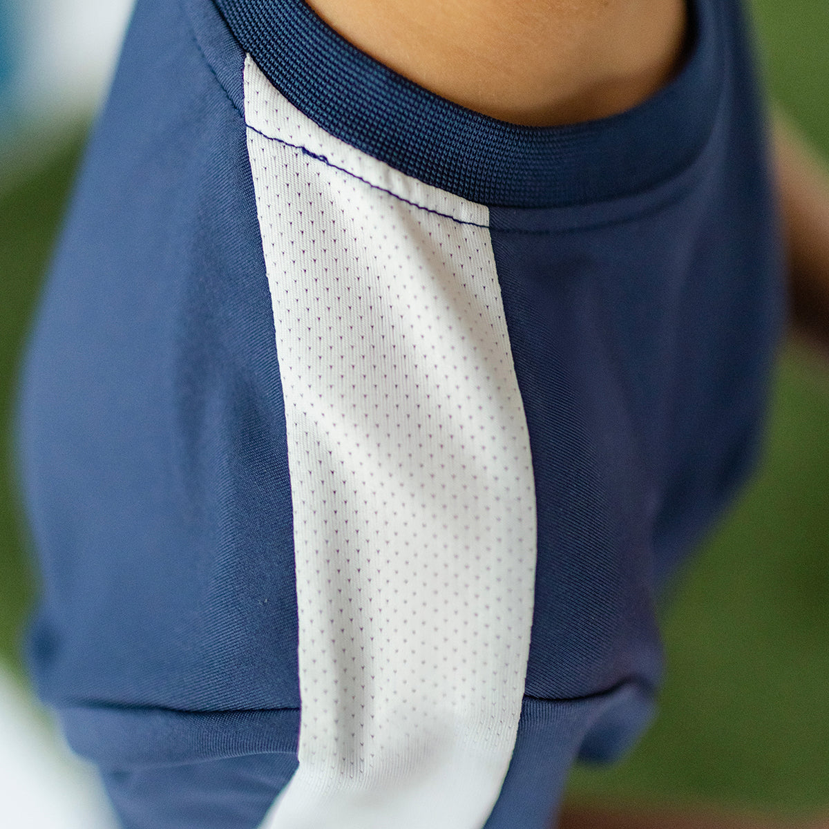 Détails épaules du t-shirt de sport bleu marine, enfant