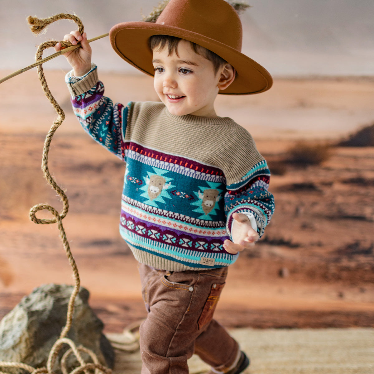 Photo d'un enfant portant le chandail beige en tricot avec motifs, bébé
