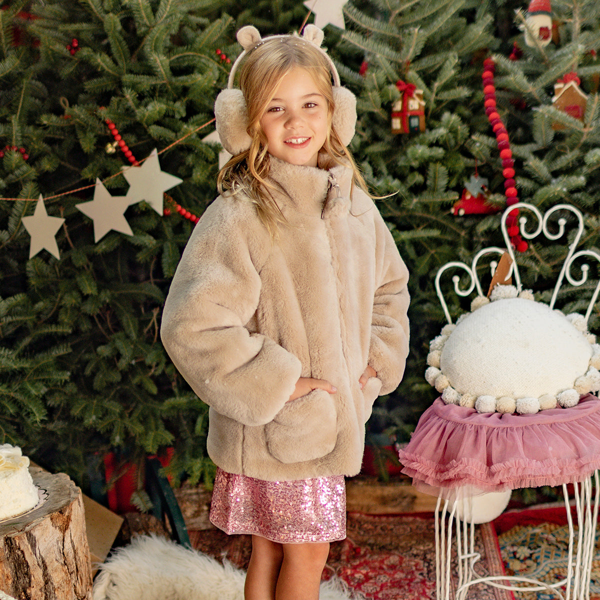 Photo d'un enfant portant le cache-oreilles crème, enfant