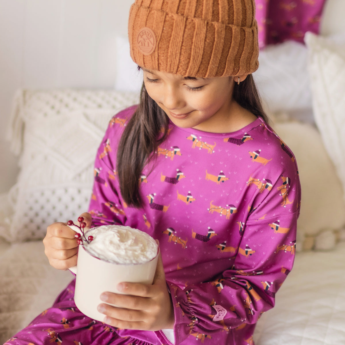 Photo d'un enfant portant la robe de nuit mauve à motifs de chiens, enfant