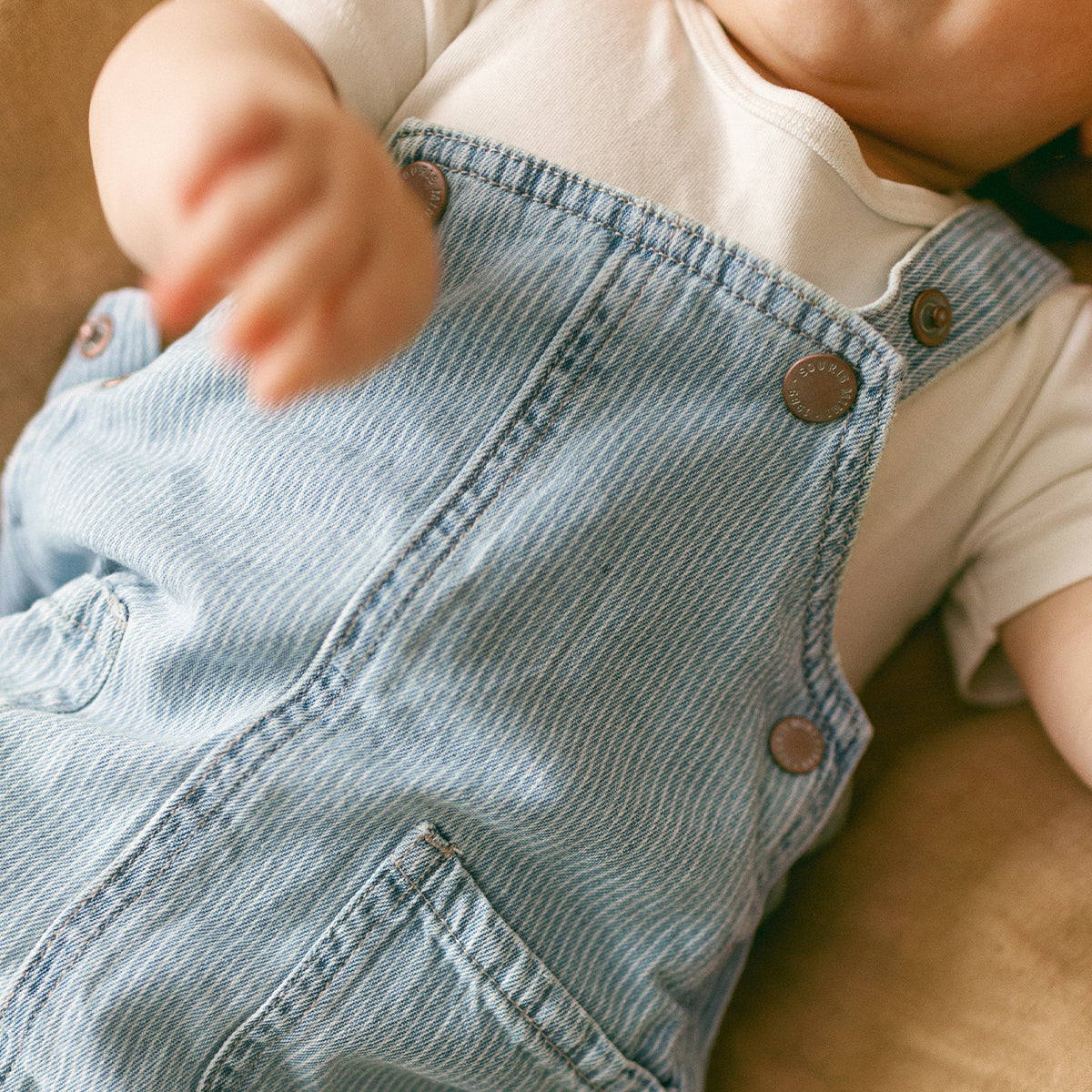 Salopette bleu pâle en denim à rayures, naissance