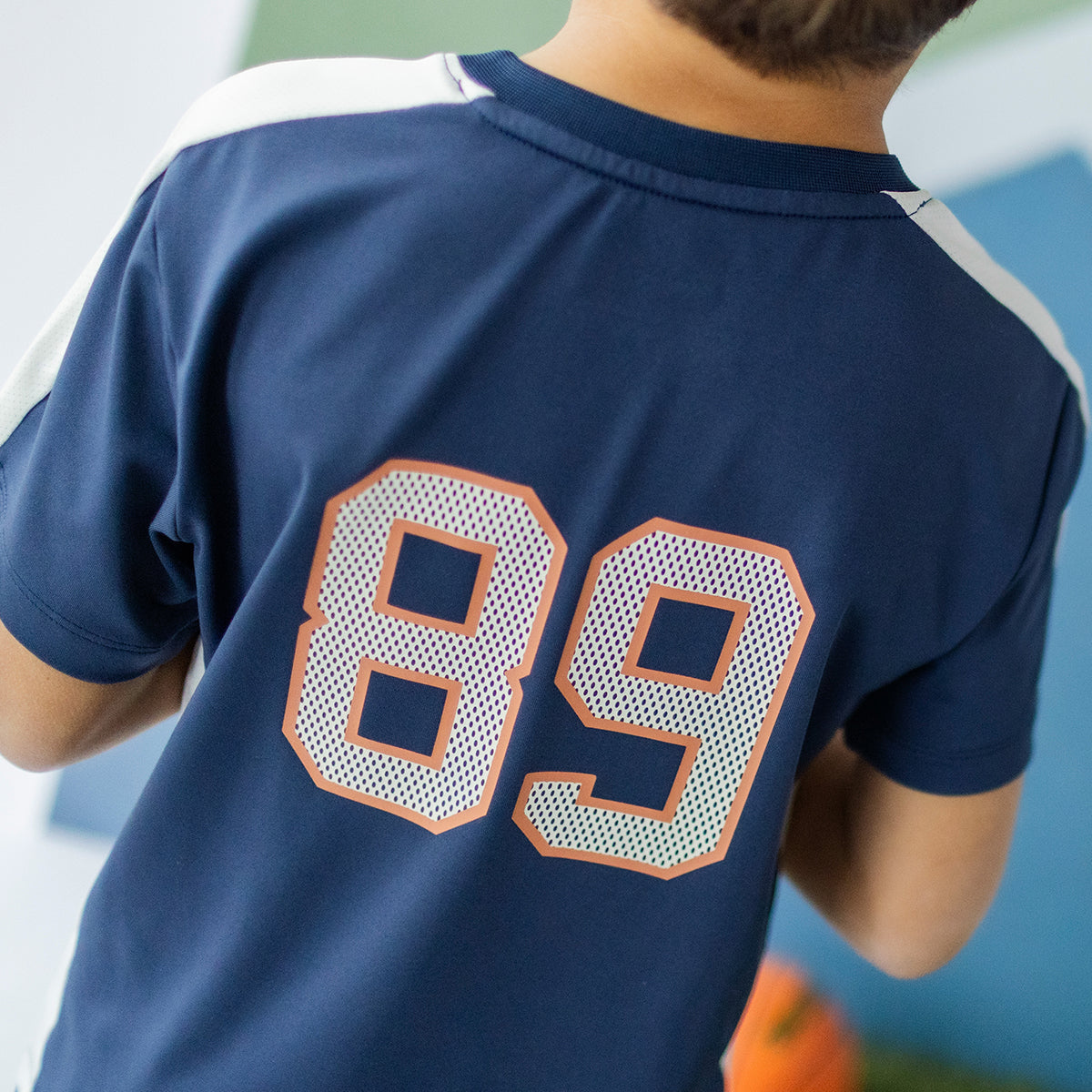 Détails illustration 89 dos du t-shirt de sport bleu marine, enfant