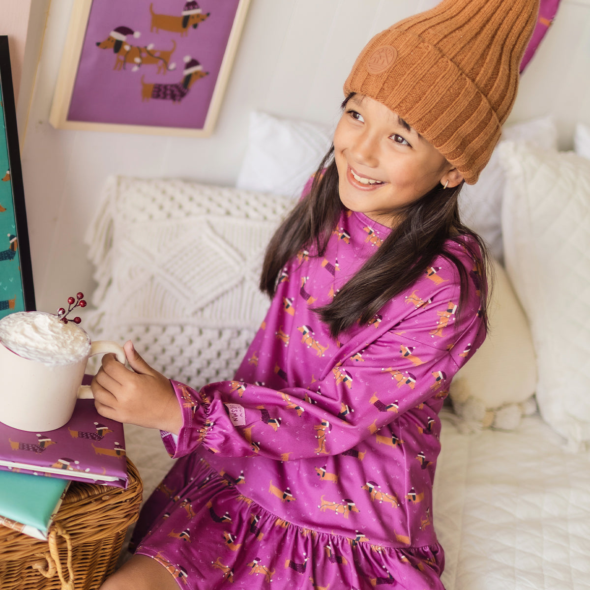 Photo d'un enfant portant la robe de nuit mauve à motifs de chiens, enfant