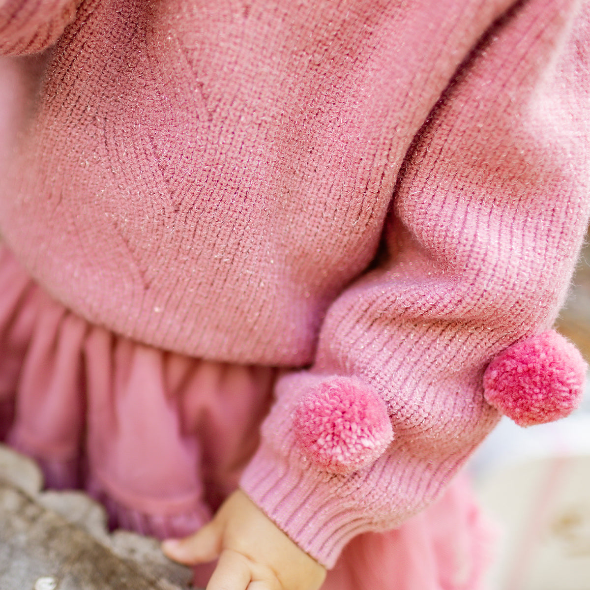 Zoom d'un bébé portant le chandail rose scintillant en tricot, bébé