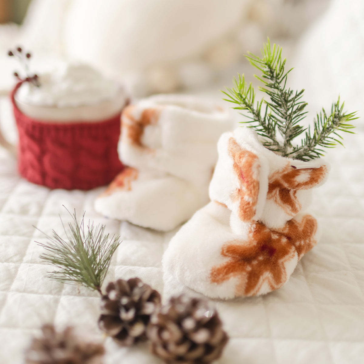 Présentation des   pantoufles crème à motifs pain d’épices, bébé