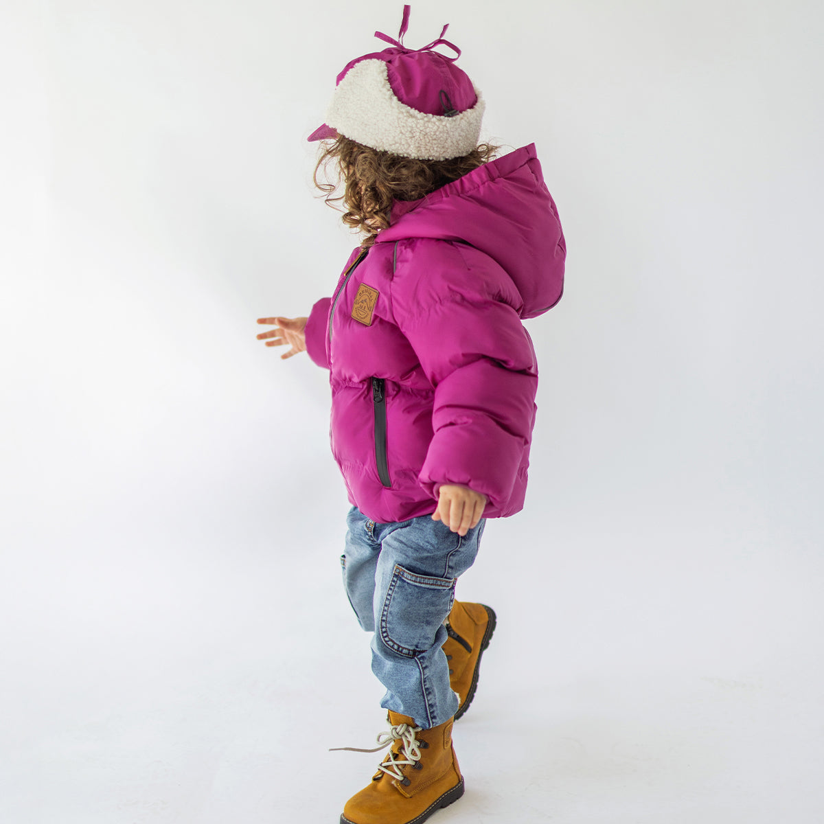 Photo d'un enfant portant la casquette mauve en nylon, bébé
