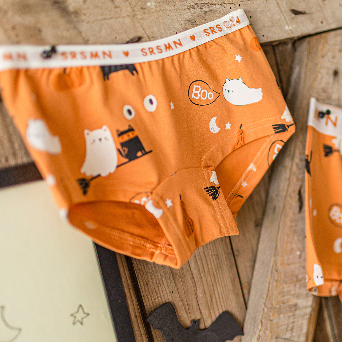 Présentation de la culotte garçonne orange à motifs d’Halloween, enfant