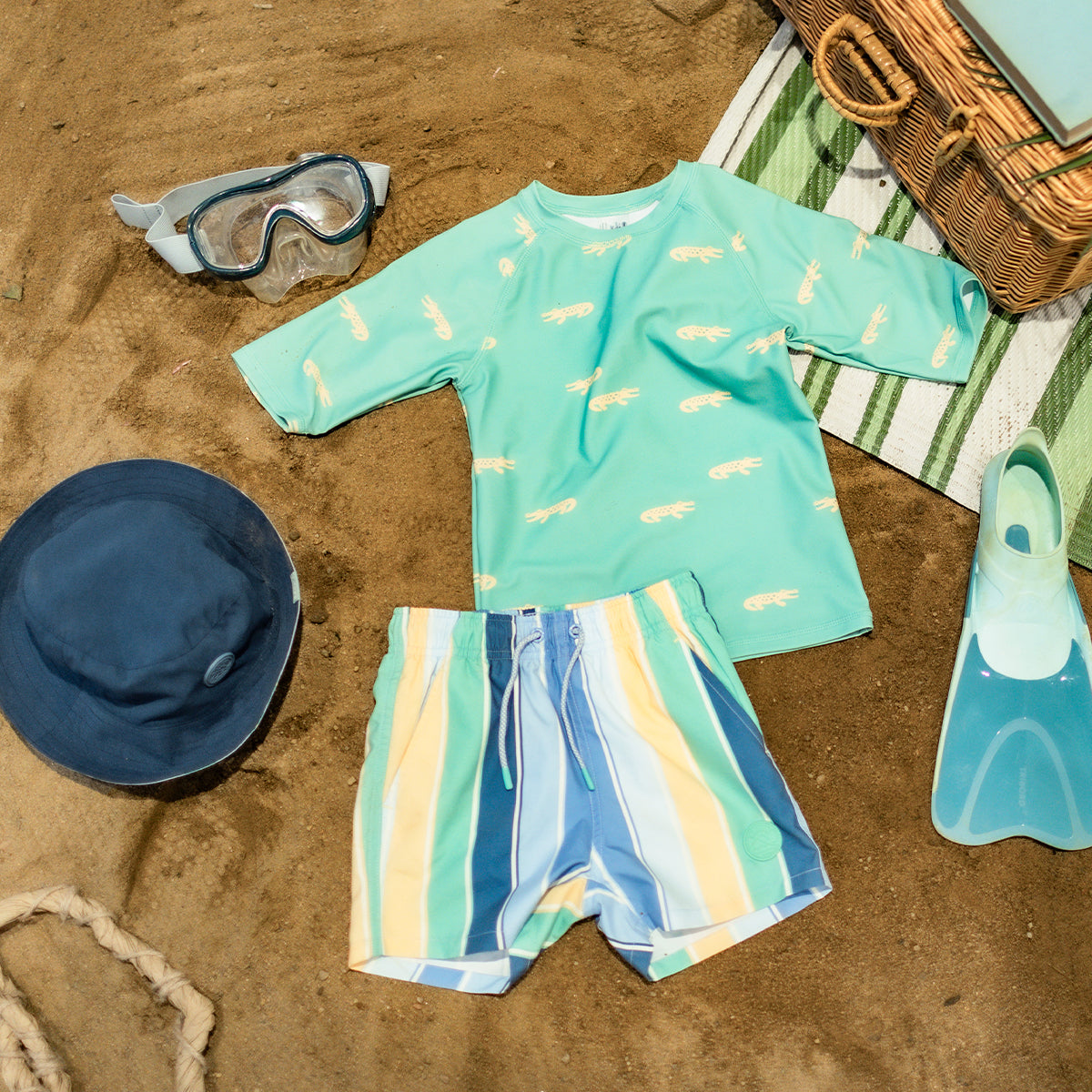 Short de bain crème à rayures colorées, enfant || Cream swim shorts with colorful stripes, child