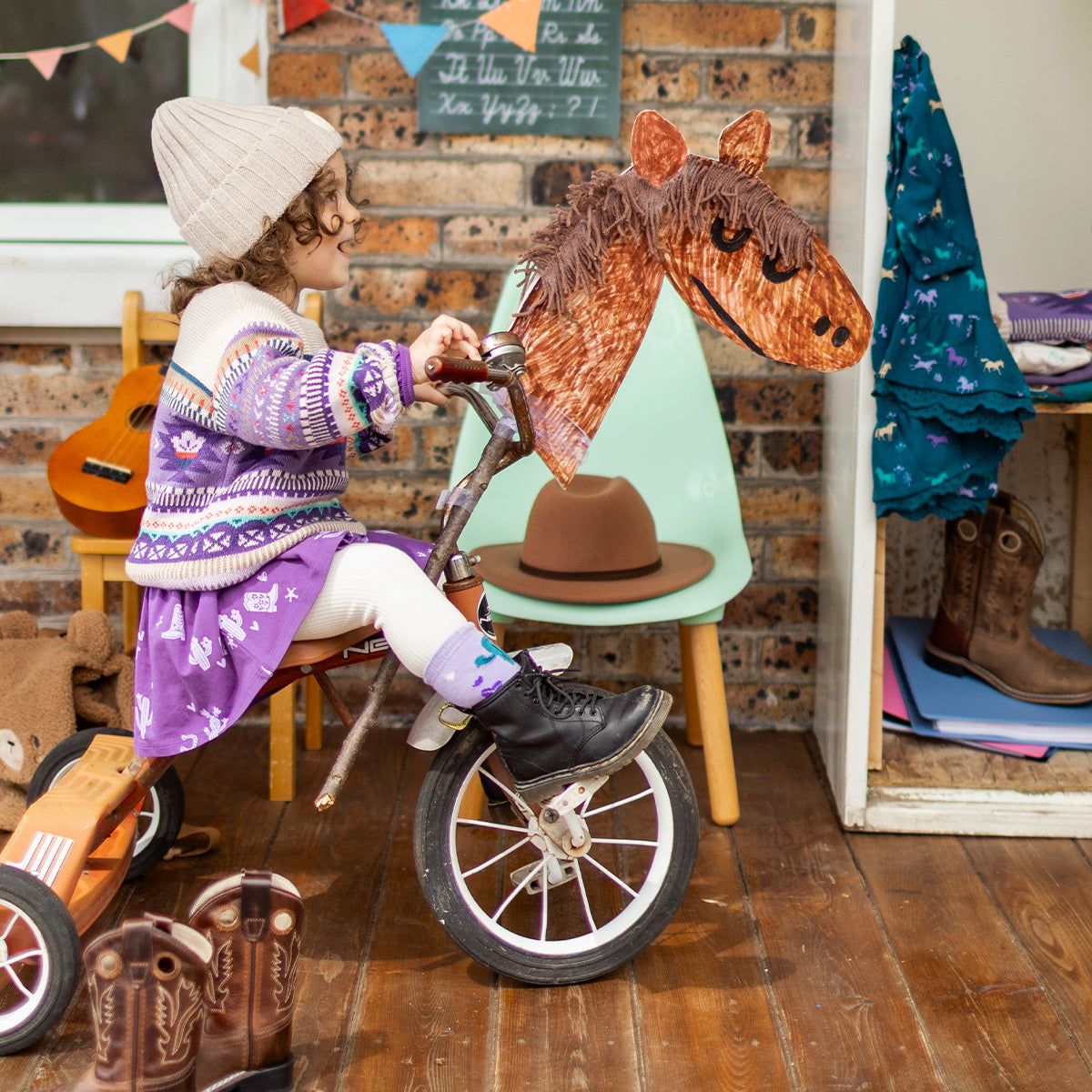 Photo d'un enfant portant la robe mauve à motifs western, bébé