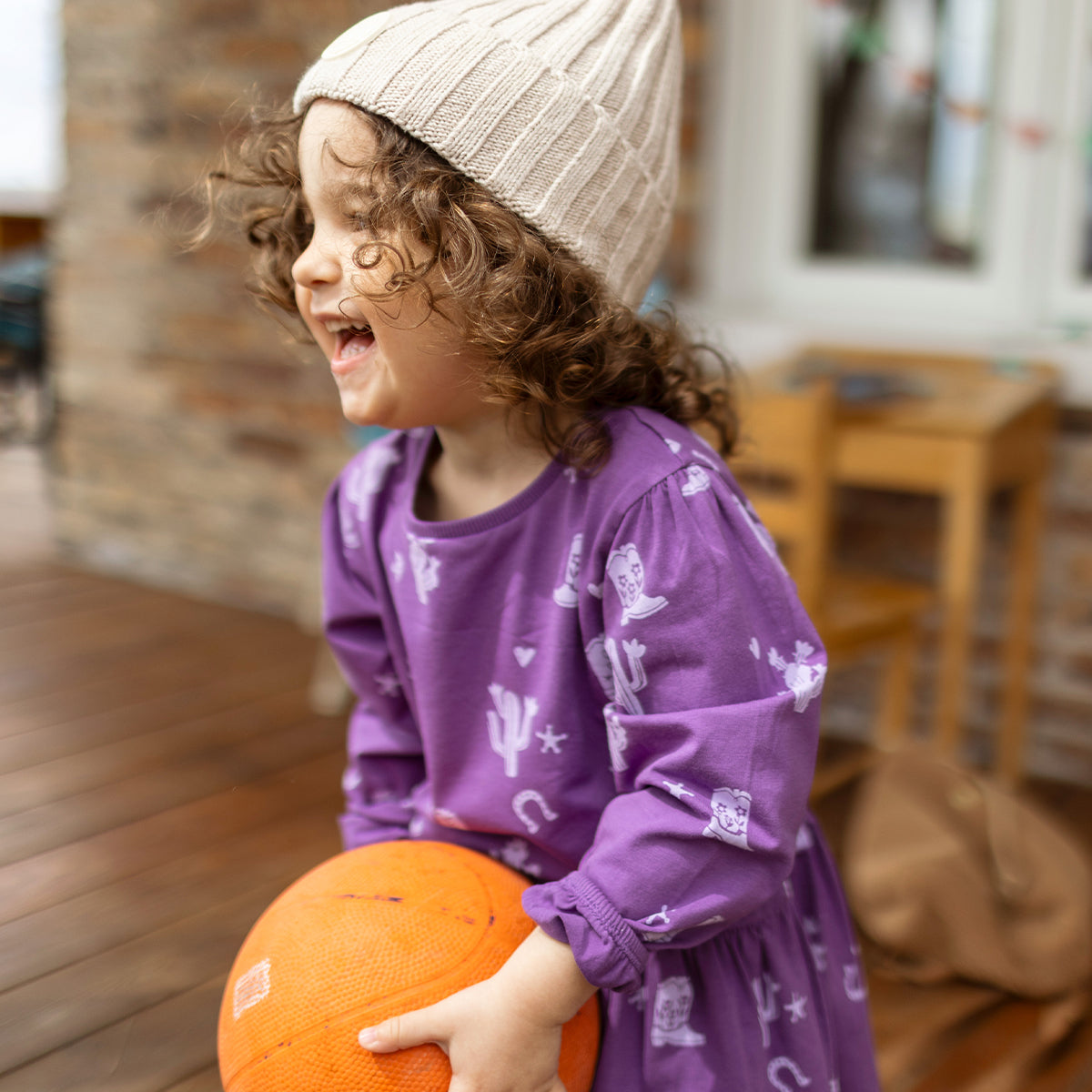 Photo d'un enfant portant la robe mauve à motifs western, bébé