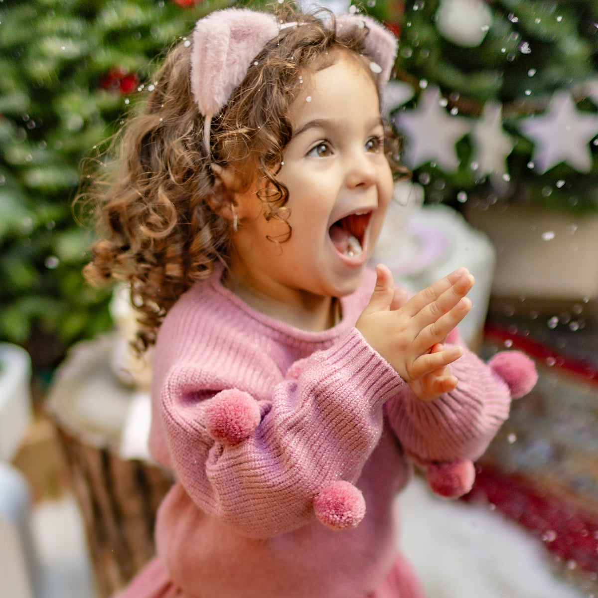 Photo d'un bébé portant le chandail rose scintillant en tricot, bébé