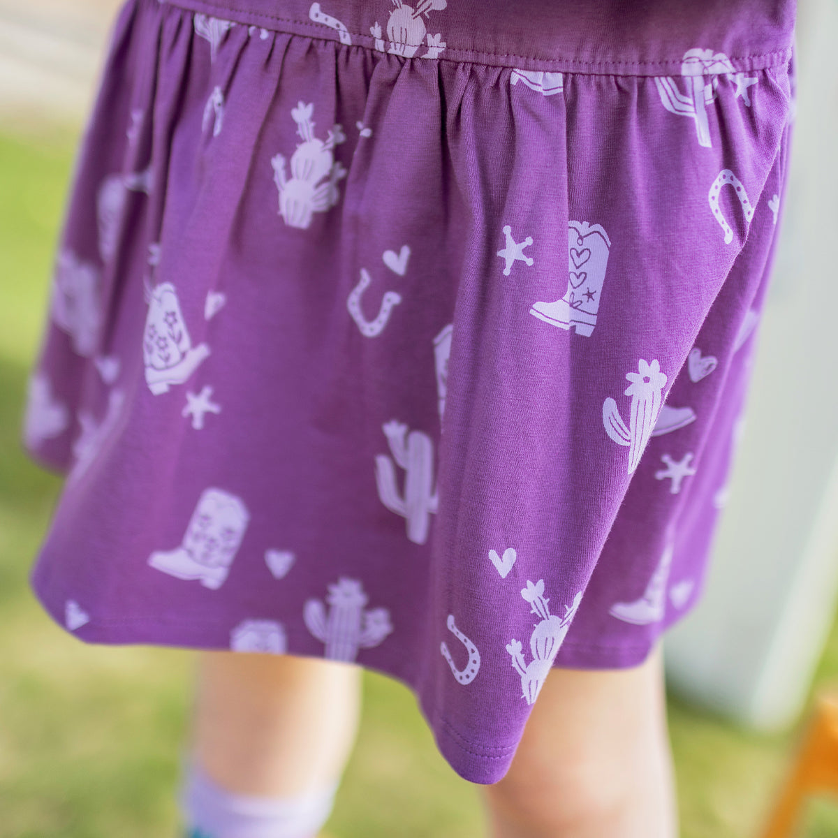 Zoom détails de la robe mauve à motifs western, enfant