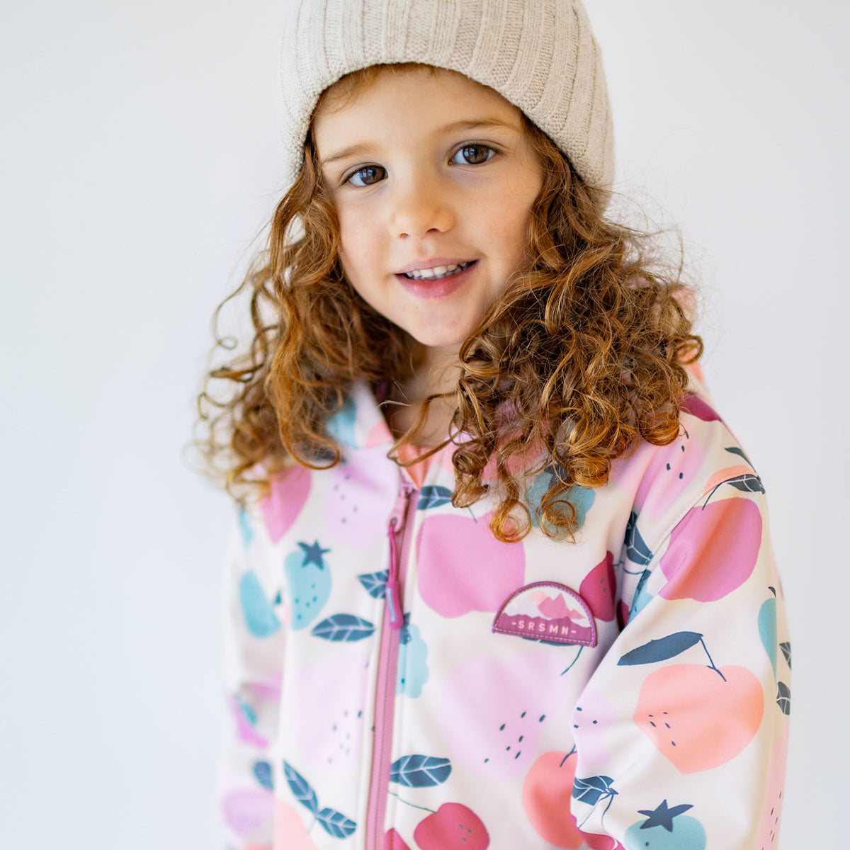 Manteau beige en coquille souple avec motifs de fruits, enfant