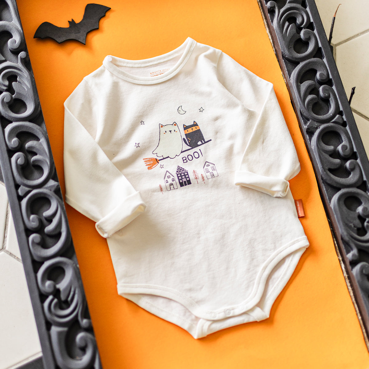 Présentation du cache-couche crème avec illustration d’Halloween, bébé