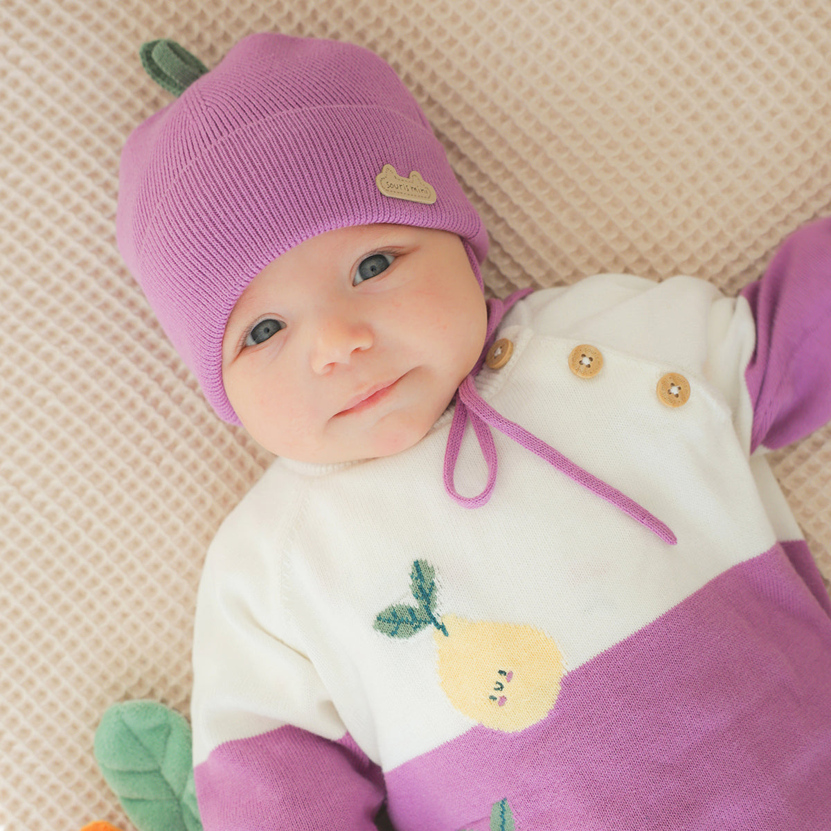 Bonnet mauve en tricot, naissance