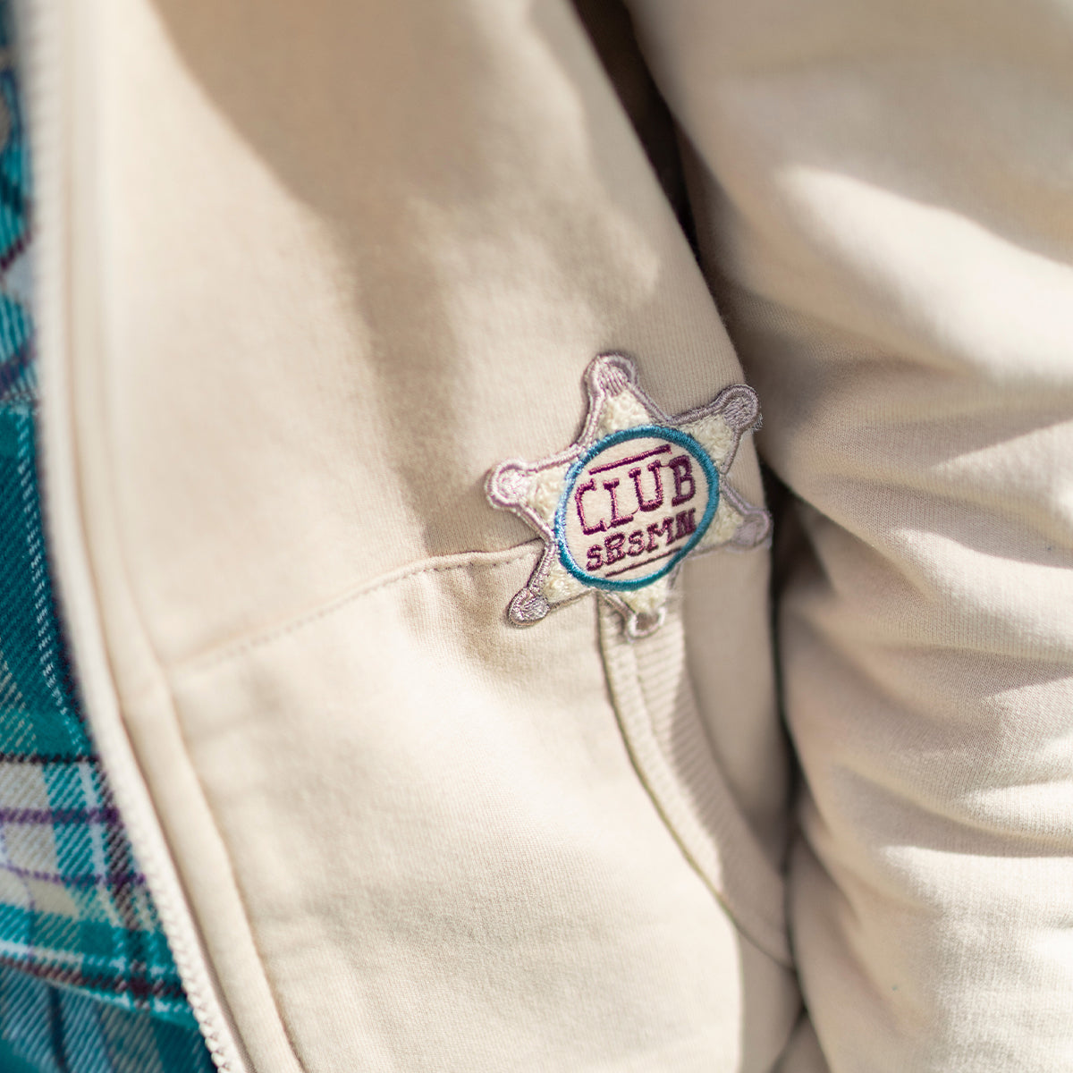 Zoom détails de la veste beige sable avec capuchon, enfant