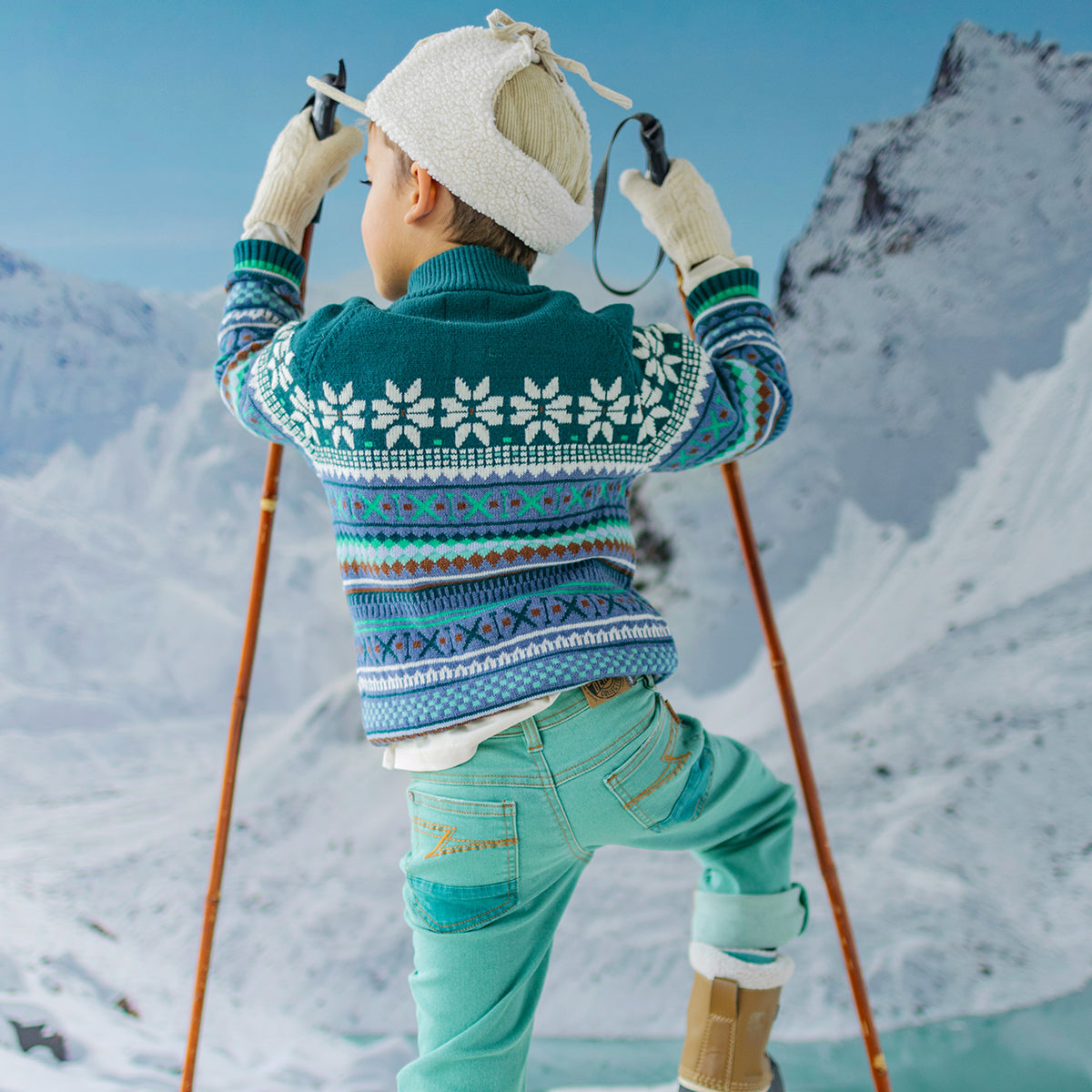 Photo d'un enfant portant le jean turquoise coupe régulière, enfant