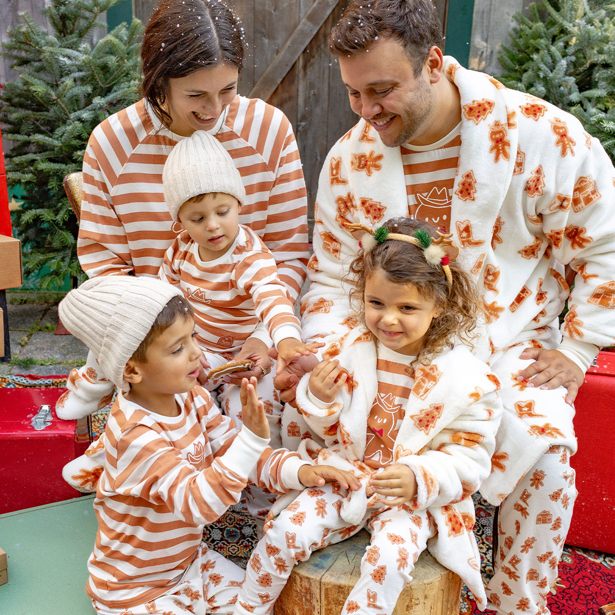 Photo d'un enfant portant le pyjama deux pièces crème à rayures et motifs pain d’épices, bébé