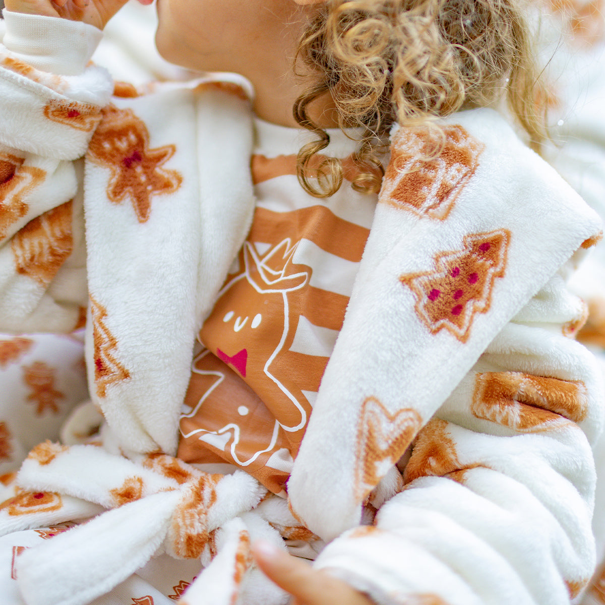 Photo d'un enfant portant la robe de chambre crème à motifs pain d’épices, bébé