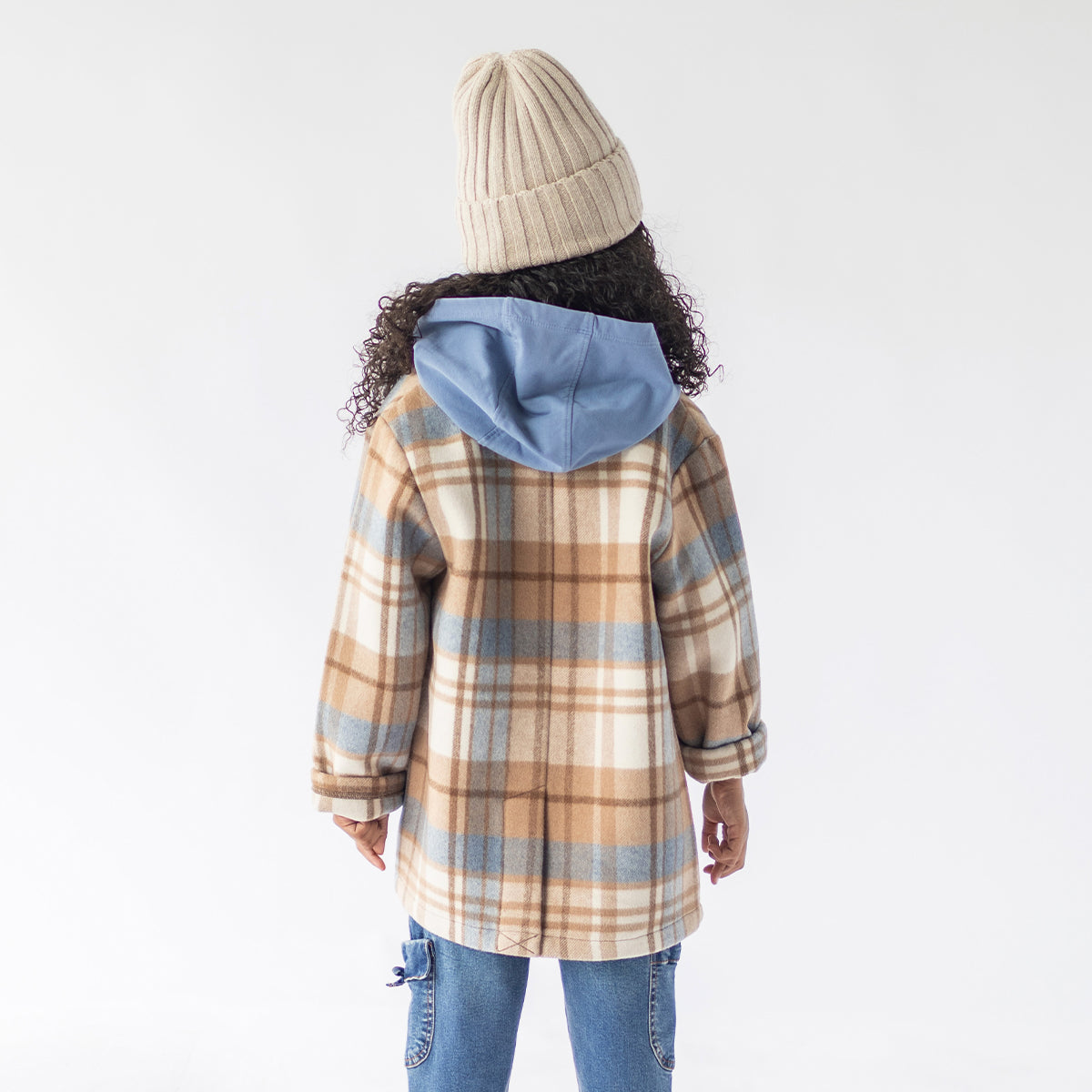 Photo d'un enfant de dos portant le manteau à carreaux en lainage, enfant