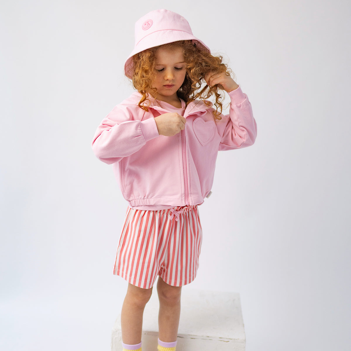 Short rose et crème à rayures, enfant
