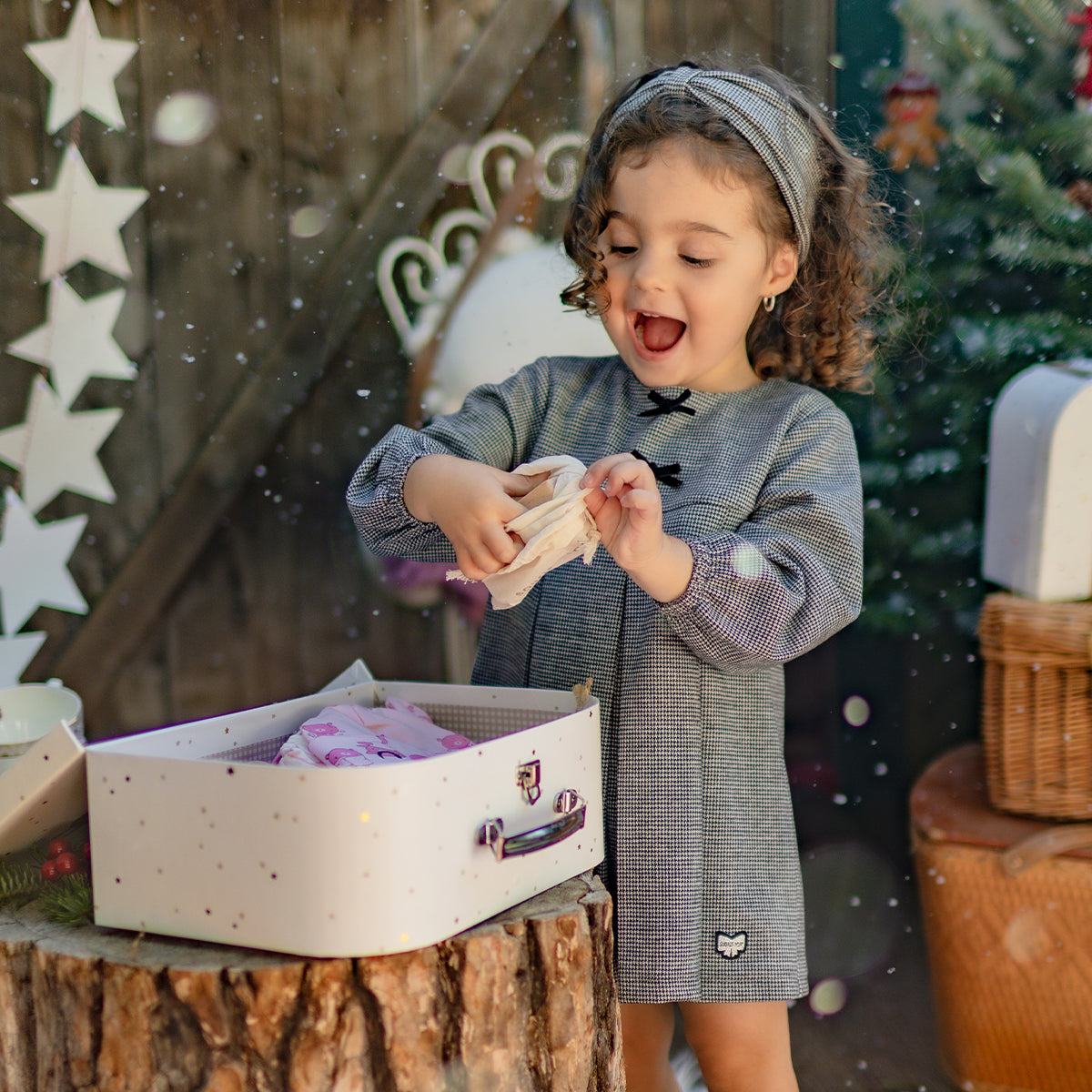 Photo d'un bébé portant la robe à motif pied-de-poule, bébé