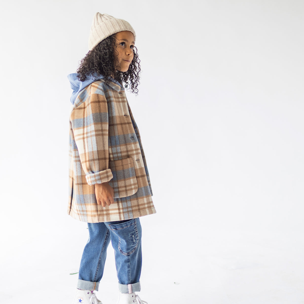 Photo d'un enfant portant le manteau à carreaux en lainage, enfant