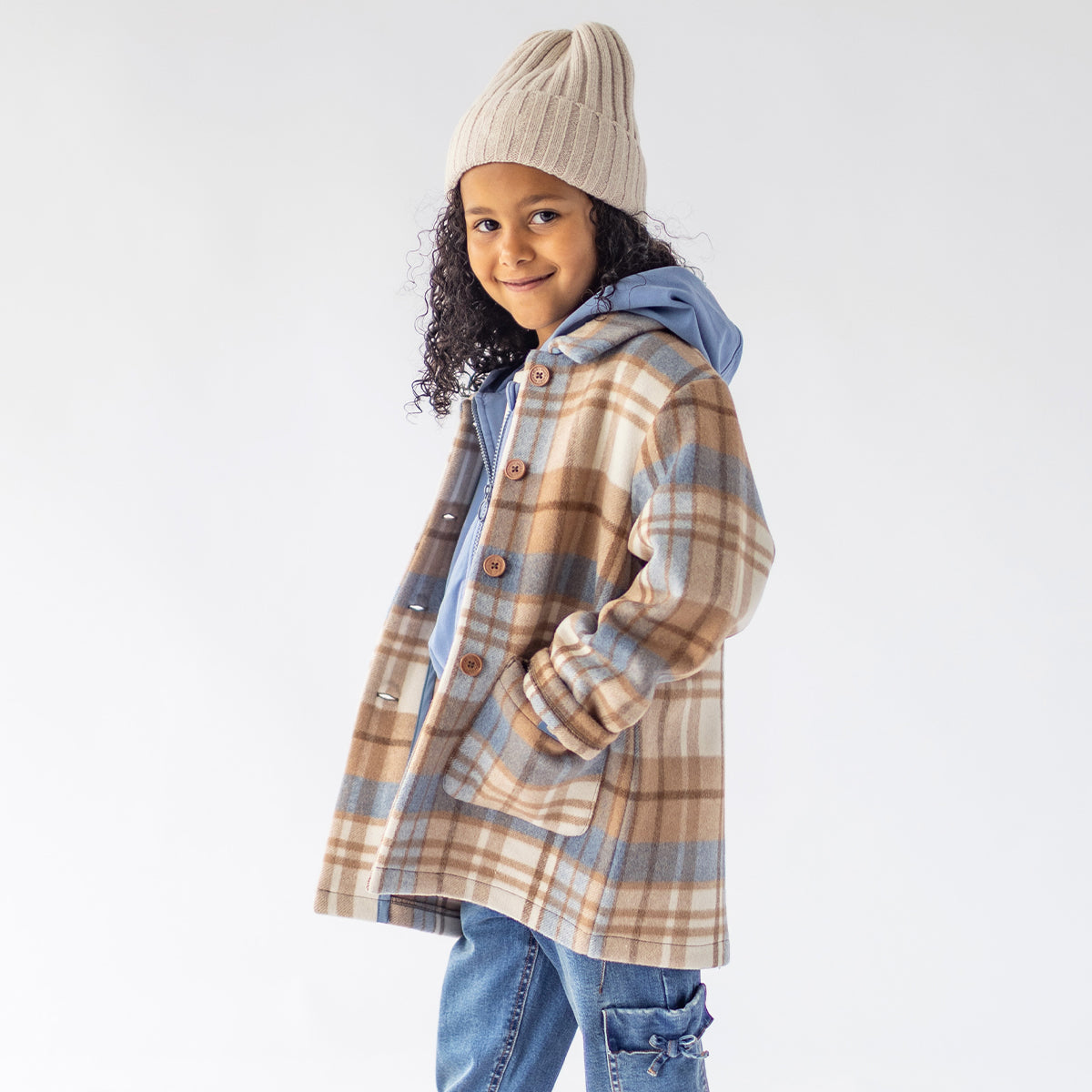 Photo d'un enfant portant le manteau à carreaux en lainage, enfant
