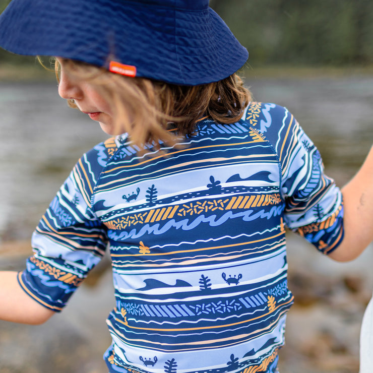 T-shirt de bain à manches courtes marine à rayures avec illustrations de vague, enfant || Navy short-sleeved striped swimming t-shirt with wave illustrations, child