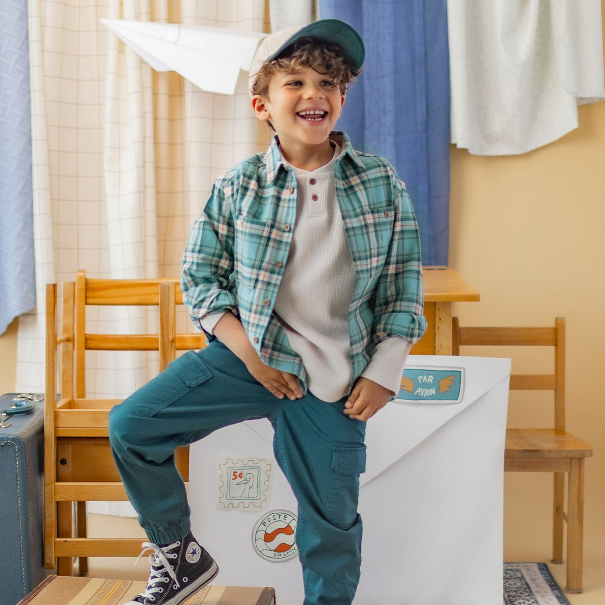 Chemise verte à carreaux en flanelle de coton pour enfant à manches longues avec boutons effet bois, portée par un enfant.