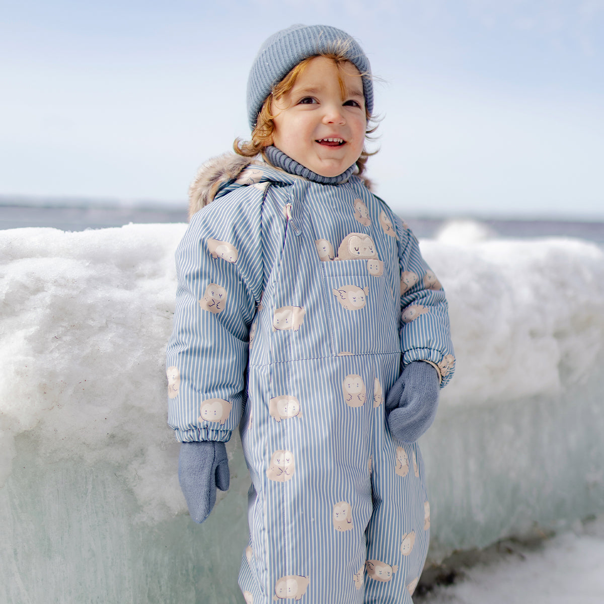 Habit de neige une pièce bleu à rayures avec imprimé, bébé