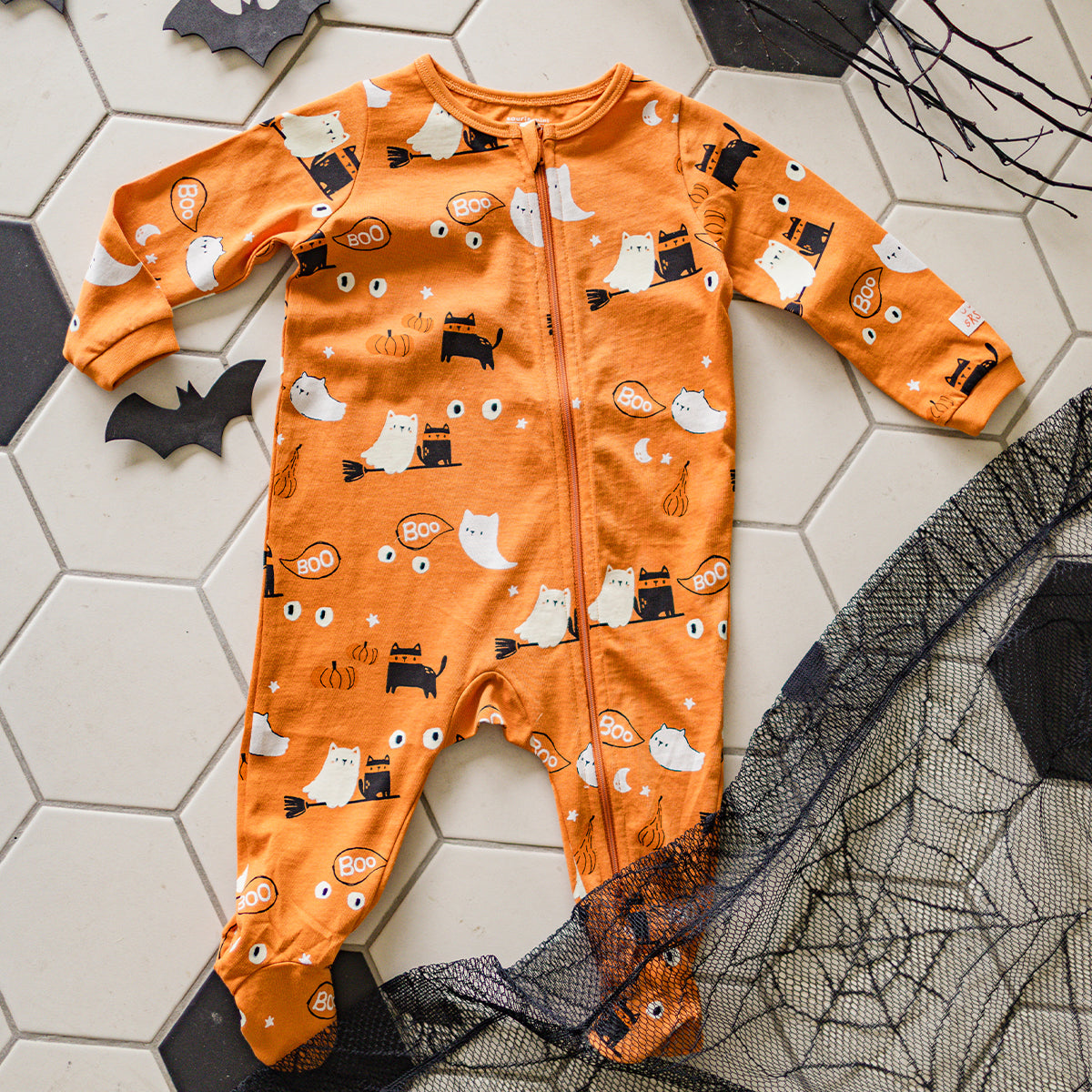 Présentation du pyjama une pièce orange à motifs d’Halloween, bébé
