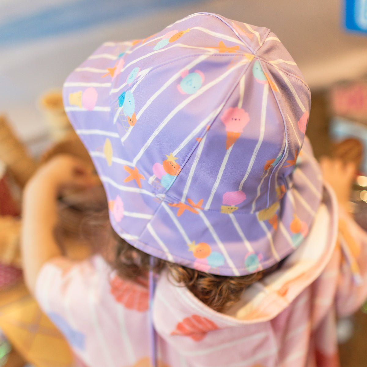 Chapeau de soleil réversible mauve avec rayures et motifs, bébé