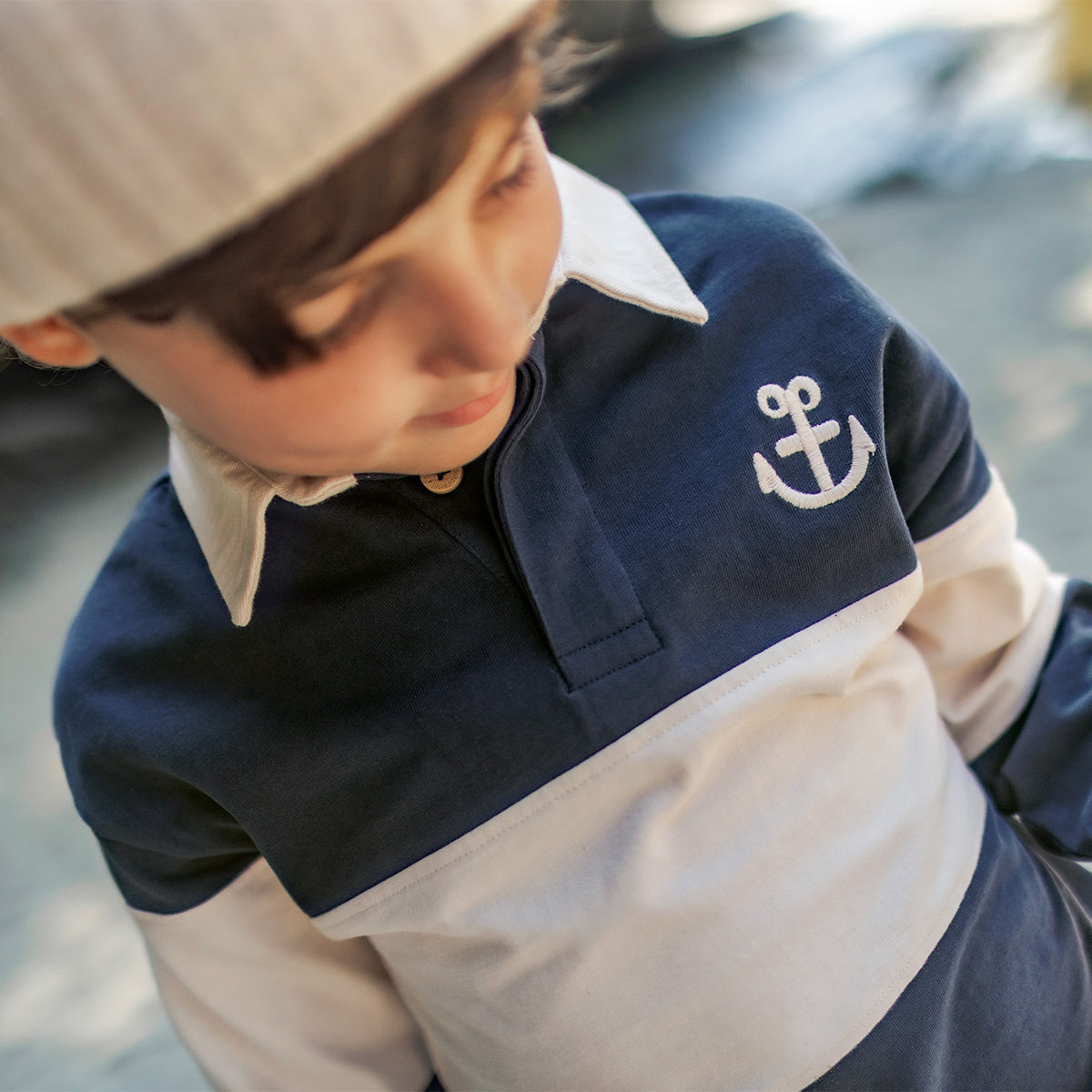 T-shirt bleu foncé et crème, enfant