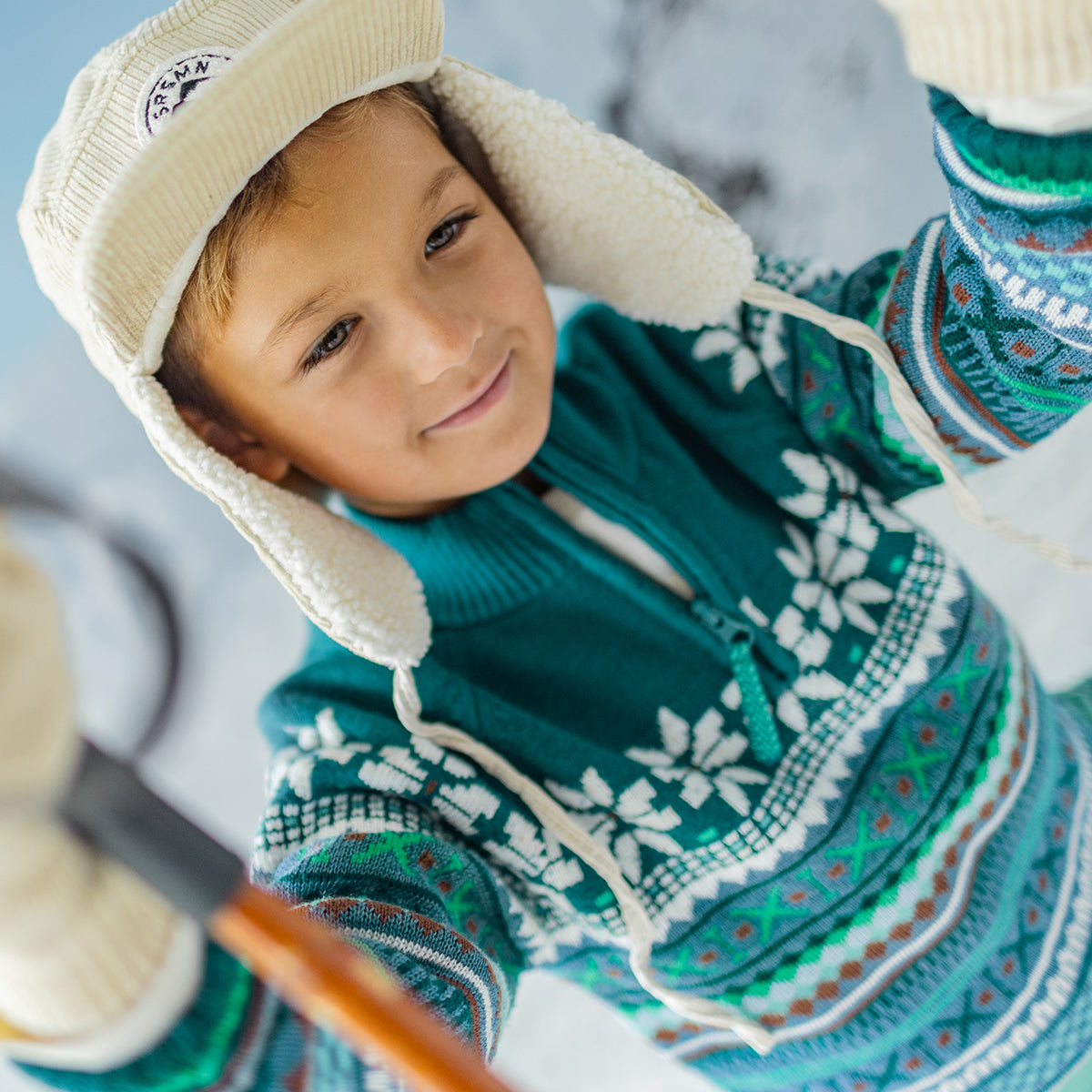 Photo d'un enfant portant le chandail sarcelle en tricot avec motifs, enfant
