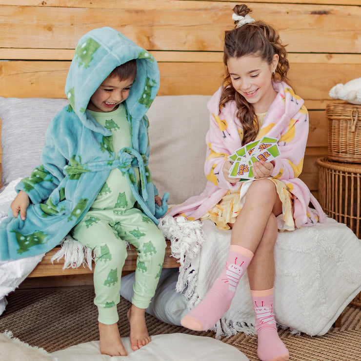 Pyjama deux pièces vert en tissu doux à motifs de grenouilles, enfant || Green two piece pajamas with frog all-over print in soft fabric, child