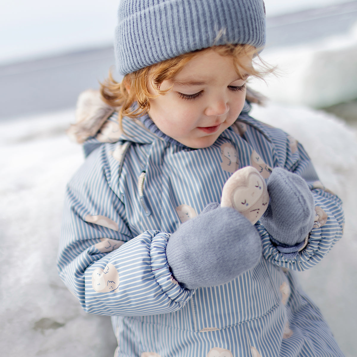 Habit de neige une pièce bleu à rayures avec imprimé, bébé